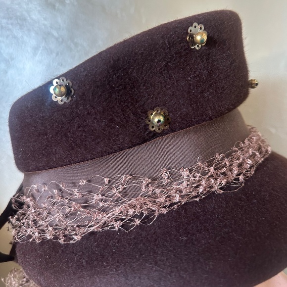 COMELY 1940s\' BROWN VELOUR FELT HAT + GOLD STUDS & VEILING main image 6